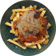 StreetFood: Pommes frites Curry-V-urst-Style on Top Gurken-Zwiebel-Chutney (9,49)