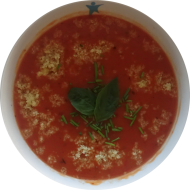 Orientalische Couscous-Tomaten-Suppe mit Knoblauch und Sambal Olek (2,18,49,81) dazu ein Weizenbrötchen (81)