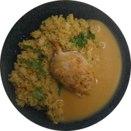 Gebratenes Erdnuss-Chili-Hähnchen (17,18,81) dazu Pfannencouscous mit roten Linsen und frischem Koriander (21,49,81)