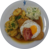 Haufen Mist - Schweineschnitzel mit Spiegelei und Bacon auf Bratkartoffeln (2,3,15,81) an Bratenjus (81) dazu kleiner Weißkrautsalat mit Lauchröllchen