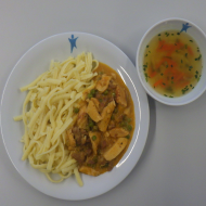 Hähnchenstreifen mit Erbsen und Röstzwiebeln in einer Senf-Sahne-Soße (19,22,49,81) dazu Eierspätzle (15,81) und eine klare Gemüsebrühe mit Eierflocken (15)