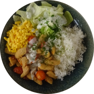 Spicy Soja Bowl mit Sojaschnetzel, Kirschtomaten, Eisberg, Reis, Ingewer und Cheddar (1,2,18,19,49,81)