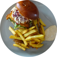 Burger Normandie mit Putenschnitzel, Camembert, Feldsalat, Preiselbeeren und Dijonmayo (15,19,22,81) dazu als Menüoption Pommes und House-Dip (9,22,63)