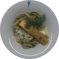 Weihnachtsessen: Lachsfilet mit Parmesan-Walnuss-Kräuterkruste (15,16,19,49,73,81) an Dillweißwein-Rahmsoße (1,19,22,24,81) auf grünen Tagliatelle (81)