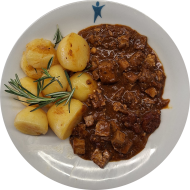 Tofu-Pflaumen-Gulasch (1,18,22,24,81) dazu Rosmarinkartoffeln 
