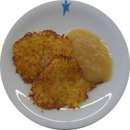 Hausgemachte Kartoffelpuffer mit Zucker (2,3,24,81) und Apfelmus (3).