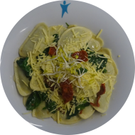 Tortellini mit Babyspinat und getrockneten Tomaten (3,19,24,81) und Tomaten-Thymian-Oregano-Soße (81)