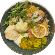 Gegrillter Lachs mit Currysalz und Mango-Gurken-Relish (16) dazu Gemüse- und Sättigungsbeilagen zur Wahl