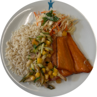 Gegrillter Lachs mit Currysalz und Mango-Gurken-Relish (16) dazu Bratreis und Salatgarnitur