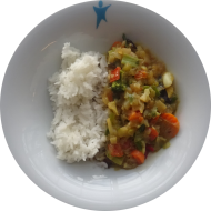 kleine Portion: 'Navrathan Khani' indisches Gemüsecurry mit Brokkoli, Möhren und Blumenkohl (2,3,18,81) dazu Basmatireis