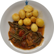 Würzige Pilz-Bohnen-Pfanne mit gebratenen Räuchertofuwürfeln, Champignons und Kirschtomaten (2,3,18,81) dazu würzige Schwenkkartoffeln
