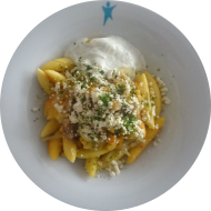 Schupfnudel-Kürbis-Pfanne mit Hirtenkäse und Petersilien-Dip (15,19,81)