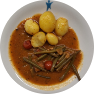 kleine Portion: Würzige Pilz-Bohnen-Pfanne mit gebratenen Räuchertofuwürfeln, Champignons und Kirschtomaten (2,3,18,81) dazu würzige Schwenkkartoffeln
