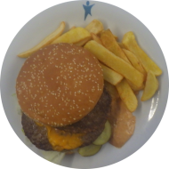 'Det’s Delicious Burger' Beef, Mozzarella, Cole Slaw, Eisbergsalat und Bacon-Onion-Goldrelish (Specialsenfdip) dazu Kartoffelspalten und ein Becher Cola-Mix (0,2l) (15,19,22,23,49,51,52,81,83) 