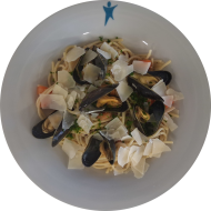 Fischaktion: Spaghetti nach 'Vongole Art' mit Muscheln, Shrimps, Tomate, Knoblauch, Chili und gehobeltem Hartkäse (14,19,26,47,49,81)