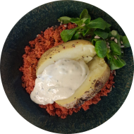 Ofenkartoffel mit Purple Couscous dazu Minz-Sojanäse (18,22,81) und frischer Feldsalat