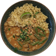 Thailändisches Massaman-Curry mit Kartoffeln, Bohnen, roten Zwiebeln, Koriander und Erdnusscreme (2,17,18,49,81) dazu Kräuterbulgur (81)