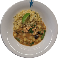 Kleine Portion: Thailändisches Massaman-Curry mit Kartoffeln, Bohnen, roten Zwiebeln, Koriander und Erdnusscreme (2,17,18,49,81) dazu Kräuterbulgur (81)