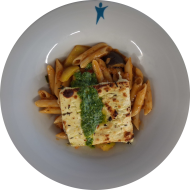 Mediterraner Kräuter-Hirtenkäse (19) auf Pastapfanne 'Ratatouille' mit Knoblauch und frischem Gemüse (15,19,49,81)