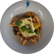 Kleine Portion: Hirtenkäse mit mediterranen Kräutern mariniert (19) auf Pastapfanne Ratatouille mit Knoblauch und frischem Gemüse (15,19,49,81)