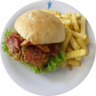 'Chris de Burger' mit Schmorkraut, Bacon, Rucola, Gewürzgurke und Bergkäse dazu Steakhouse Pommes (1,2,8,9,15,19,22,81,82,83)