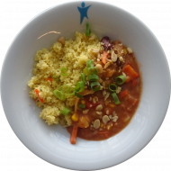 Kleine Portion: Afrikanischer Erdnusstopf mit Paprika, Weißkohl, Möhren, Kidneybohnen und Tomaten (17) Couscous mit Schnittlauch (81)