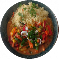 Afrikanischer Erdnusstopf mit Paprika, Weißkohl, Möhren, Kidneybohnen und Tomaten (17) dazu Couscous mit Schnittlauch (81)