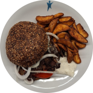 Burger 'Smashed-Beef-Kebab' mit körnigem Low-Carb-Bun, Schmorpaprika, knackigem Kraut, Zwiebeln und Fetadip (15,18,19,23,81,82,83) dazu Kartoffelspalten