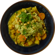 Thailändisches 'Massaman-Curry' mit Kartoffeln, Bohnen, roter Zwiebel, Koriander und Erdnussceme (2,17,18,49,81)