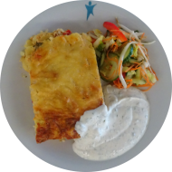 Kartoffelauflauf mit Paprika und Hirtenkäse (15,19) an Sour Cream (19) und Salatgarnitur