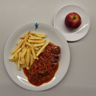 Grillwurst (1,2,3,8,46) an Paprika-Letscho-Soße (24,49,81) dazu Pommes frites und frisches Obst