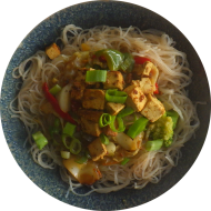 Chop Suey mit Tofu gebraten, Knoblauch, Ingwer und buntem Gemüse (2,18,23,49,81) dazu Glasnudeln (2,18,81)