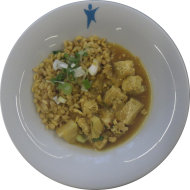Kleine Portion: Tofupfanne 'süß-sauer' mit Ananas und Frühlingszwiebel (2,18,49,81) dazu gebratener Sommerweizen mit Porree (81)