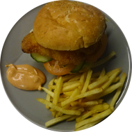 'Chicken Chili-Cheese'-Burger mit knusprigem Hähnchenfleisch, Chili-Cheese-Dip, Eisbergsalat und Tomaten (1,9,19,22,81,83) dazu als Menüoption Pommes und House-Dip (9,22)