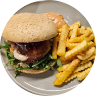 Sie können aus 6 verschiedenen Burgervariationen wählen. Heutige Tagesempfehlung: 'The Giant Goat' Burger mit paniertem Ziegenkäse, Rucola, Preiselbeeren und Honig-Senf-Creme (15,19,22,23,48,81,83) dazu als Menüoption Pommes und House-Dip (9,22)
