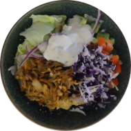 Bunte Hähnchen Döner-Bowl mit knackigem Kraut, Joghurtdressing, Salat und Couscous (15,19,81)