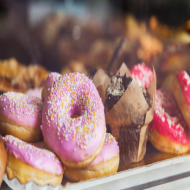 Auswahl an verschiedenen Muffins, belegten Brötchen, warmen Snacks und Kaffee