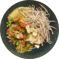 Cape-Tofu-Curry - Räuchertofu in aromatischer Curry-Ingwersauce mit Asiagemüse und Knofi-Reis (17,18,19,49,81)