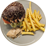 Sie können aus 5 verschiedenen Burgervariationen wählen. Heutige Tagesempfehlung: Bayrischer Burger mit Camembert, Preiselbeeren, Honig-Senf-Creme und Röstzwiebeln (19,22,23,48,81) dazu als Menüoption Pommes und House-Dip (9,22)