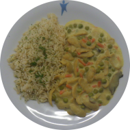 Sojafrikassee mit Gemüse und Champignons (1,18,24,81) dazu Langkornreis. Auch als kleine Portion erhältlich.