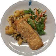 Paniertes Seelachsfilet in Sesampanade gebacken (16,23,81) dazu Lausitzer Gurkenkartoffeln (19) und Salatgarnitur