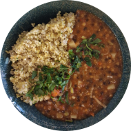Indisches Dal - aromatisches Linsen-Kartoffel-Curry mit frischer Minze (2,3,18,81) dazu Graupen mit Schnittlauch (49,83)