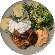 StreetFood: BBQ Pulled Pork (21) dazu eine Grillkartoffel an Red-Pepper-Mayonnaise-Dip (1,22) und Salatgarnitur