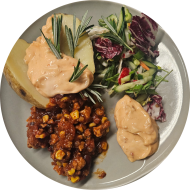 StreetFood: Mariniertes Sojageschnetzeltes (3,18,24) an Red-Pepper-Mayonnaise-Dip (1,22) dazu 1 Grillkartoffel und Salatgarnitur