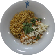 Kleine Portion: Hirtenkäse-Kichererbsen-Pfanne mit Tomaten, Bohnen, Zwiebeln und Knoblauch (2,19,49) dazu gebratener Sommerweizen mit Porree (81)