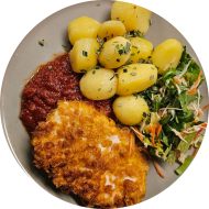 Schnitzelabend: Hausgemachte Hähnchenbrust in Cornflakespanade (15,81,83) an Tomaten-Thymian-Oregano-Soße (81) dazu Rosmarinkartoffeln (49) und Salatgarnitur