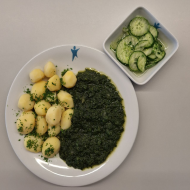 Spinat (81) dazu Salzkartoffeln und kleiner Gurkensalat mit Dill
