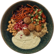 Orientalische Falafel-Bowl mit Quinoa, Kichererbsen, Avocado, Shirazi, Joghurt-Dip und Granatapfel (3,19,23,81)