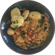 Kichererbsen-Spinat-Wok mit Möhren und Röstzwiebeln (18,81) dazu würzige Chili-Kräuter-Kartoffeln