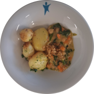 Kleine Portion: Kichererbsen-Spinat-Wok mit Möhren und Röstzwiebeln (18,81) dazu würzige Chili-Kräuter-Kartoffeln